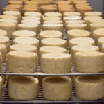 Queijo contaminado e suplemento sem licença são alvo de ação da Anvisa