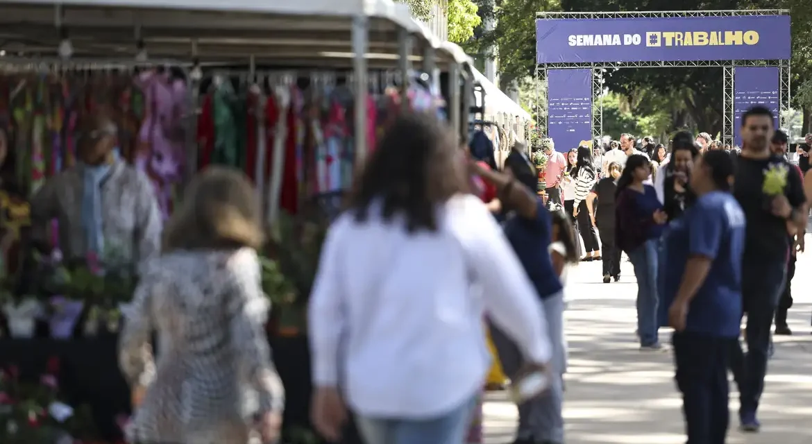 Desemprego no Brasil atinge menor nível histórico e renda do trabalhador sobe, aponta IBGE