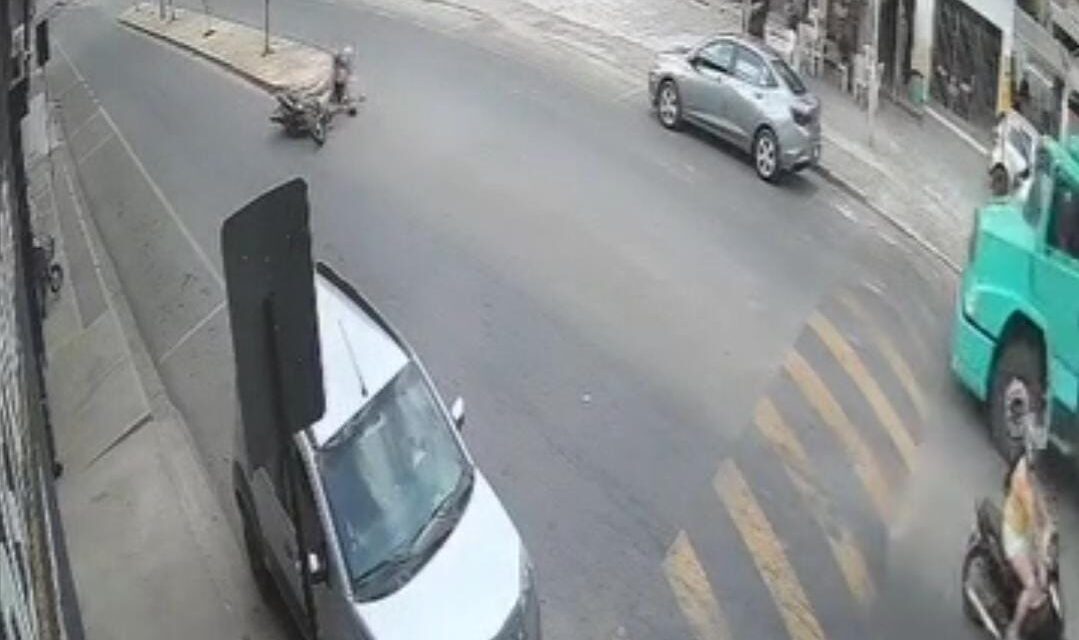 Câmera de segurança registra colisão entre motos em Formiga