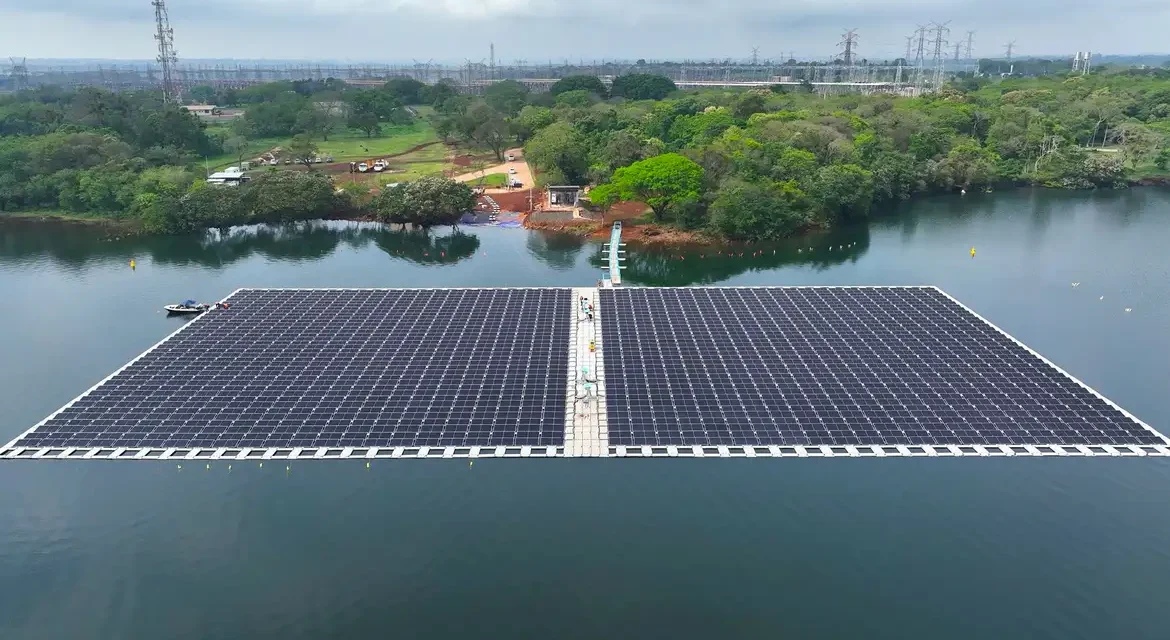 Itaipu conclui primeira fase de ilha solar flutuante e avança em projeto de energia limpa