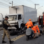 Motociclista fica ferido após colidir contra caminhão em Varginha
