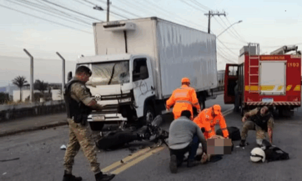 Motociclista fica ferido após colidir contra caminhão em Varginha