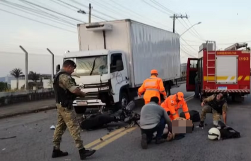 Motociclista fica ferido após colidir contra caminhão em Varginha