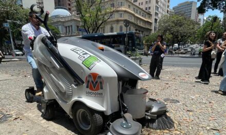 BH testa varredeira elétrica de R$ 300 mil capaz de recolher 40 toneladas de lixo por dia