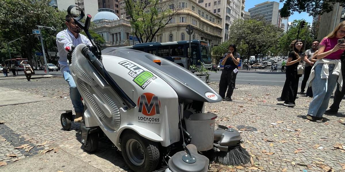BH testa varredeira elétrica de R$ 300 mil capaz de recolher 40 toneladas de lixo por dia