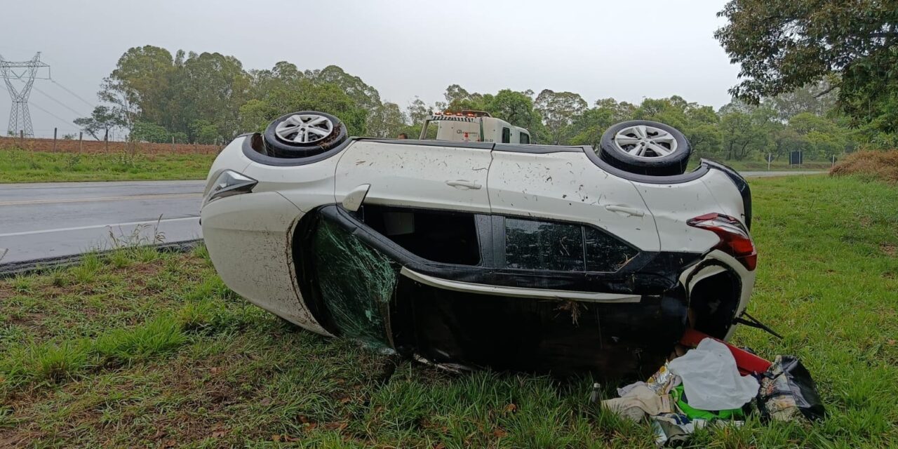 Motorista sofre ferimentos leves após capotamento na MG-050, em Pedra do Indaiá