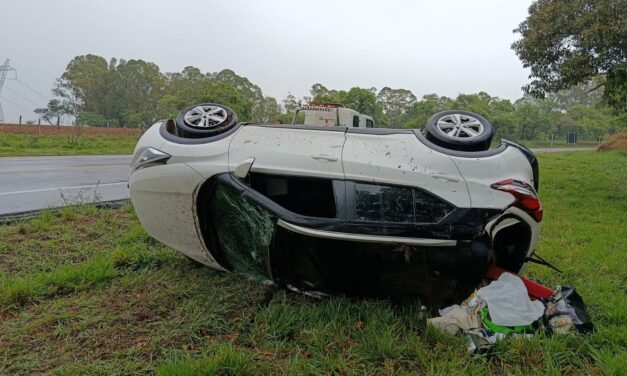 Motorista sofre ferimentos leves após capotamento na MG-050, em Pedra do Indaiá