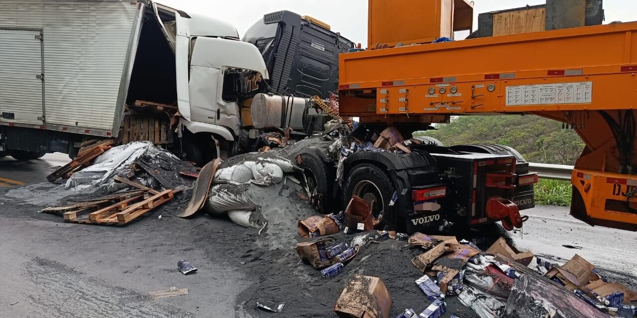 Motorista morre em colisão entre caminhão e carreta na BR-354, em Formiga