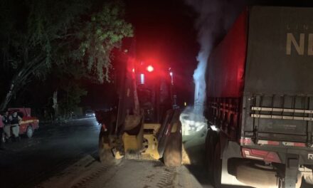 Carreta que transportava milho pega fogo na BR-354, em Iguatama