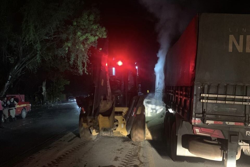 Carreta que transportava milho pega fogo na BR-354, em Iguatama