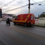 Colisão entre carro e moto deixa jovem ferido na Avenida Brasil, em Formiga