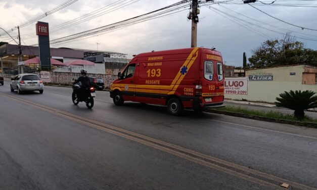 Colisão entre carro e moto deixa jovem ferido na Avenida Brasil, em Formiga