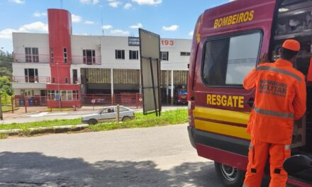 Motociclistas são socorridos após acidente na via lateral da MG-050, em Formiga