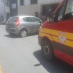 Bombeiros atendem vítima de acidente entre moto e carro na rua Marechal Deodoro, em Formiga
