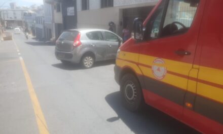 Bombeiros atendem vítima de acidente entre moto e carro na rua Marechal Deodoro, em Formiga
