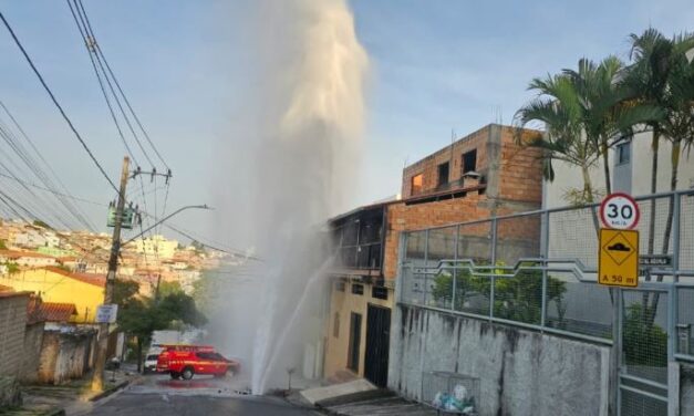 Rompimento de cano deixa família ilhada por risco de eletrocussão em Contagem