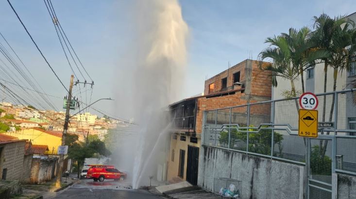 Rompimento de cano deixa família ilhada por risco de eletrocussão em Contagem