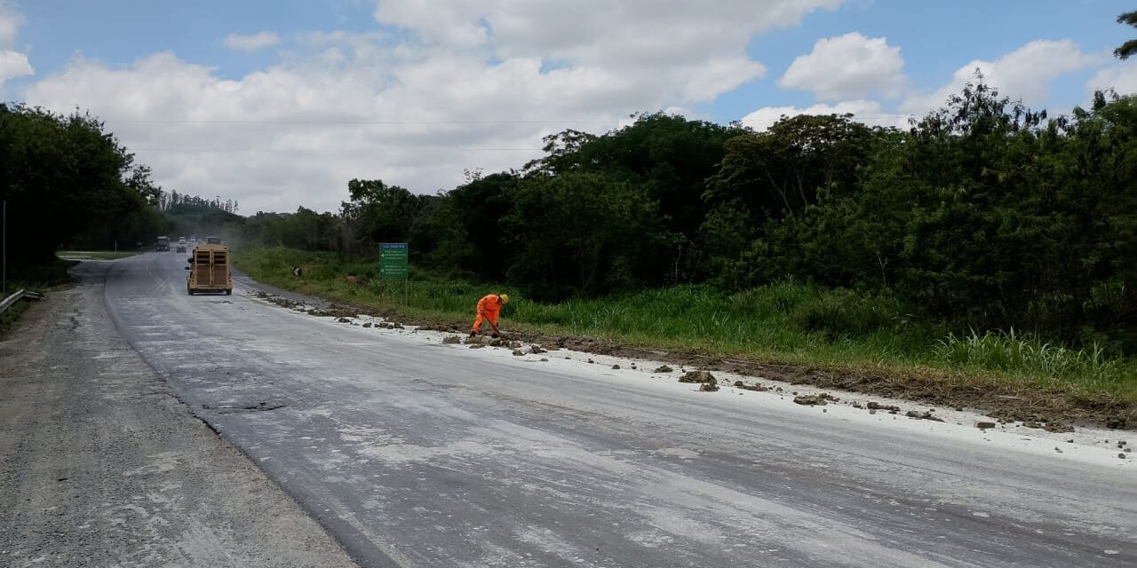 Argila na pista causa risco de derrapagem na BR-354 em Arcos
