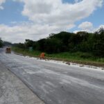 Argila na pista causa risco de derrapagem na BR-354 em Arcos