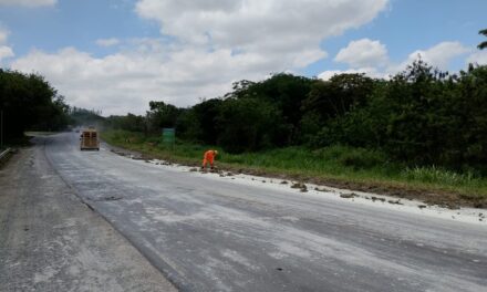 Argila na pista causa risco de derrapagem na BR-354 em Arcos