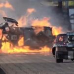 Carro pega fogo após batida em prova de arrancada; piloto sai ileso