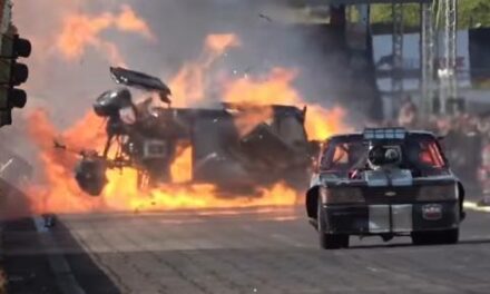 Carro pega fogo após batida em prova de arrancada; piloto sai ileso