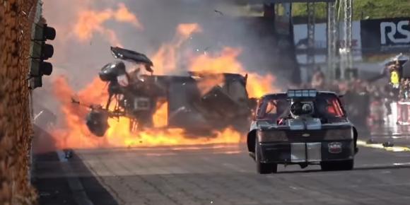 Carro pega fogo após batida em prova de arrancada; piloto sai ileso
