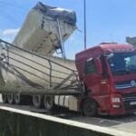 Passarela desaba na BR-116 em Magé; motorista morre e caminhoneiro fica ferido