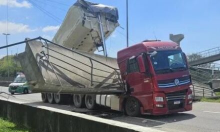 Passarela desaba na BR-116 em Magé; motorista morre e caminhoneiro fica ferido