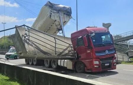 Passarela desaba na BR-116 em Magé; motorista morre e caminhoneiro fica ferido