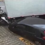 Caminhão desgovernado atinge carro estacionado e loja de móveis em Divinópolis