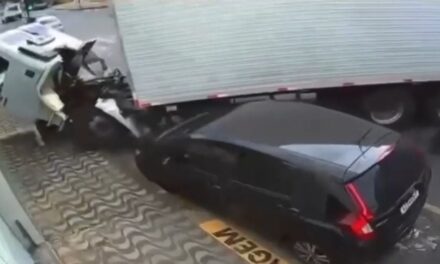 Caminhão desgovernado atinge carro estacionado e loja de móveis em Divinópolis