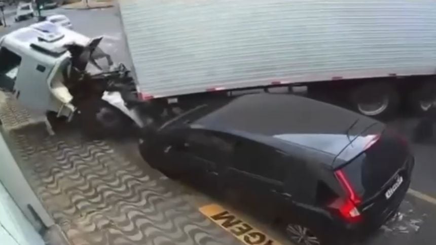 Caminhão desgovernado atinge carro estacionado e loja de móveis em Divinópolis