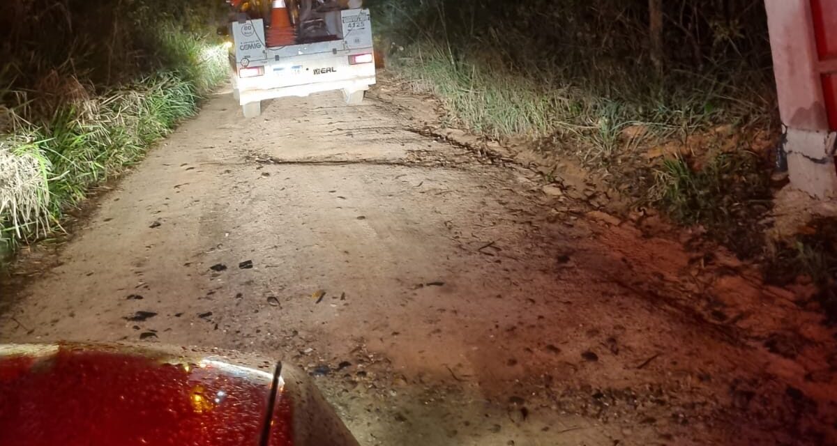 Bombeiros isolam cabo de energia rompido em área rural de Formiga
