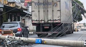 Caminhão arrasta fiação, derruba postes e danifica veículos em Contagem