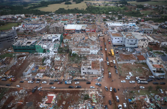 Hospitais atendem 750 feridos após tornado devastar cidades do Paraná