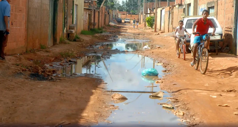 Dados mostram retrocesso no acesso à água e lentidão no esgoto no Brasil