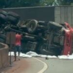 Carreta tomba e interdita BR-381 em Brumadinho