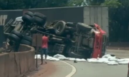 Carreta tomba e interdita BR-381 em Brumadinho
