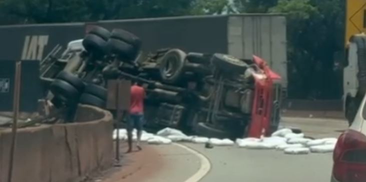 Carreta tomba e interdita BR-381 em Brumadinho