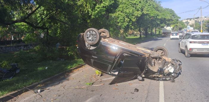 Carro capota na Avenida Teresa Cristina e complica trânsito em BH