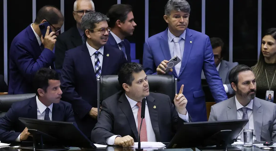 Congresso aprova crédito de R$ 42 bi; oposição critica aumento da dívida pública