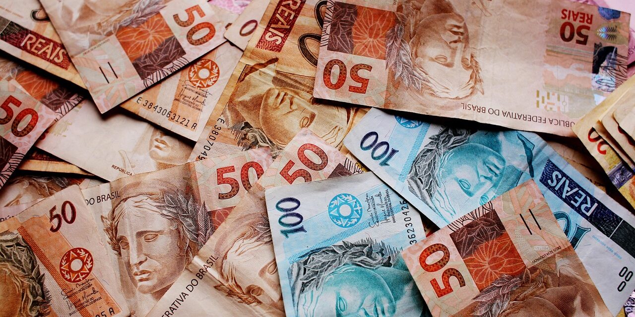 Senado avança em proposta que restringe uso de dinheiro em espécie no país