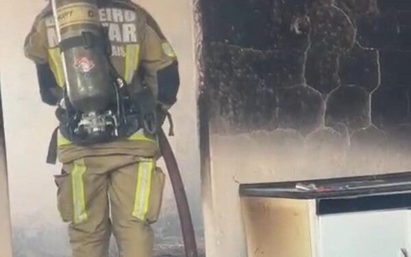 Fogo consome quarto e danifica estrutura de barracão em Divinópolis