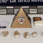 Jovem é preso com um quilo de cocaína e pedras de crack em Divinópolis