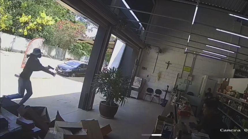 Empresário é baleado dentro de loja de autopeças em Divinópolis