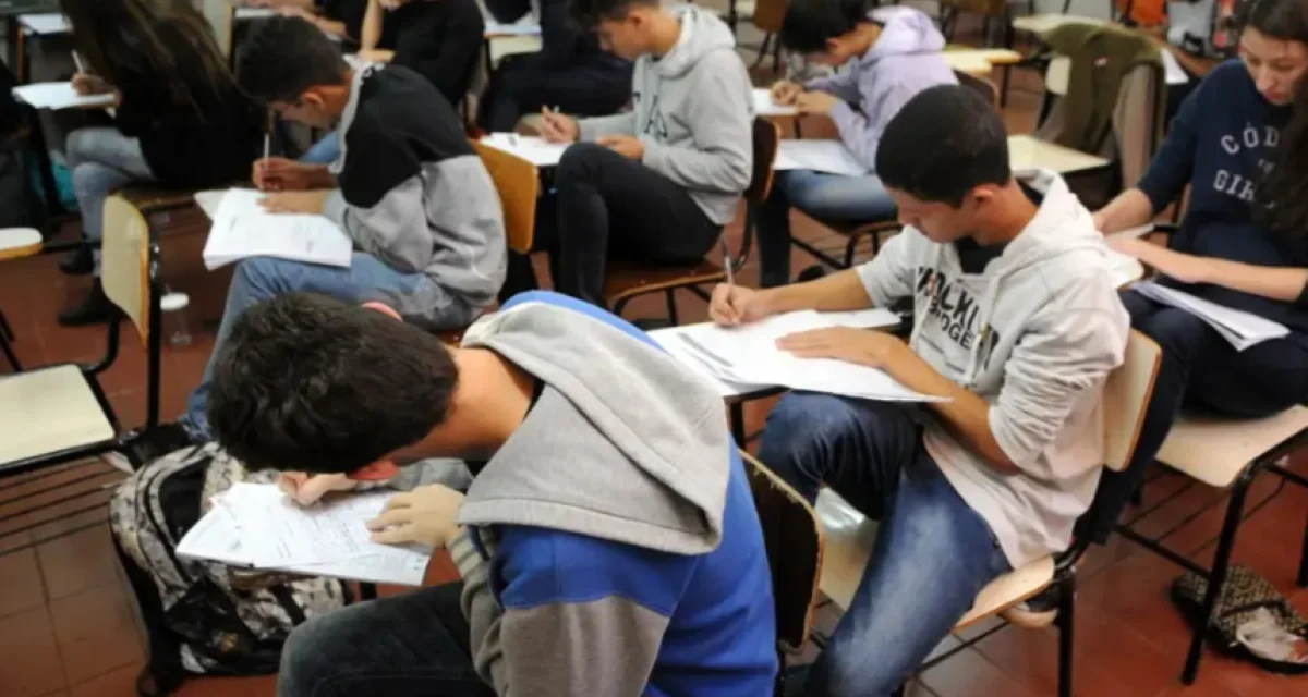 Mais de 4,8 milhões de estudantes fazem o Enem neste domingo