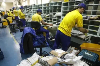 Correios avaliam demissão de 10 mil funcionários