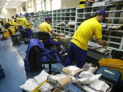 Correios avaliam demissão de 10 mil funcionários