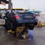 Carro de luxo bate em poste, capota e para em cima de barreira na MG-050, em Divinópolis